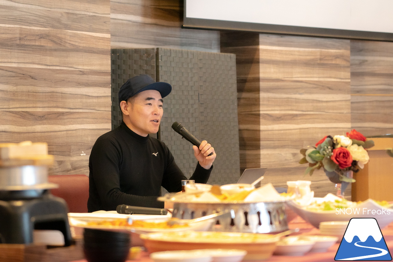 たくさん滑って、いっぱい食べて☆楽しいイベントが帰ってきた！ めもるホールディングス presents プロスキーヤー・井山敬介さんと行く『雪育ツアー』2024 in 恵庭｜ダイナスティスキーリゾート